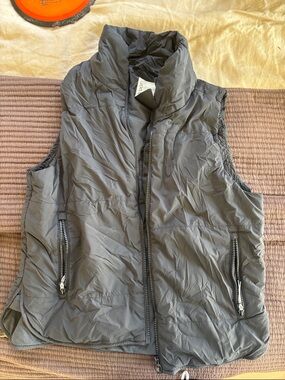 Vuori Canyon Puffer Vest in black